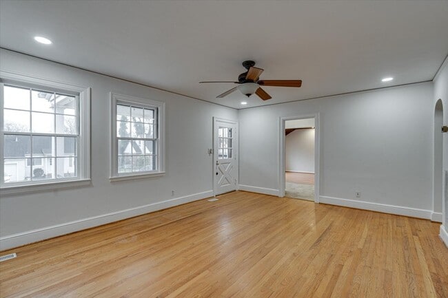 Building Photo - Charming East Ridge Rental – Spacious Yard, Updated Features & Pet-Friendly Living!