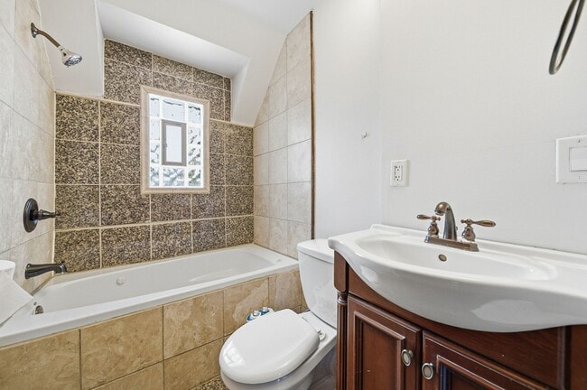 Building Photo - 2 Bedroom, 2 Bath Townhome located directly across from Franklin Park Conservatory