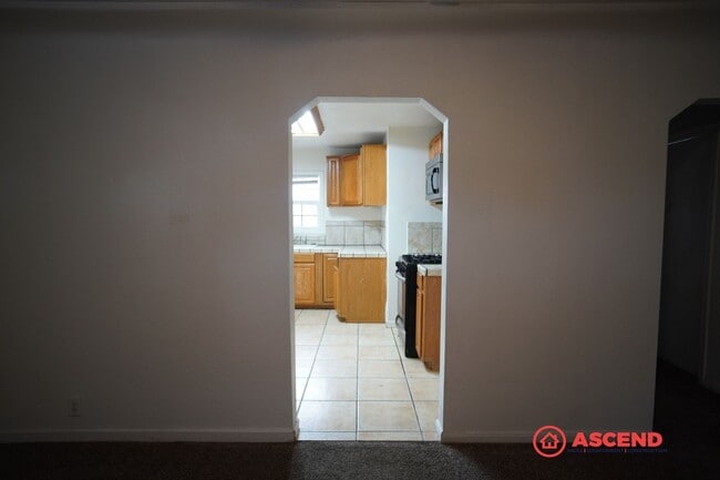 Building Photo - Cozy home located in the Northeast!