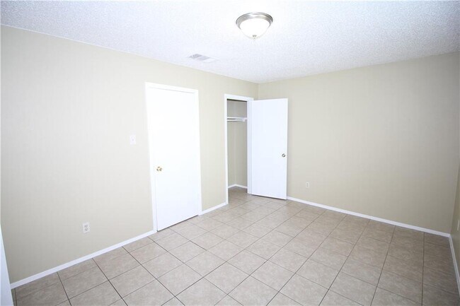 Building Photo - 12331 Alderbrook Dr