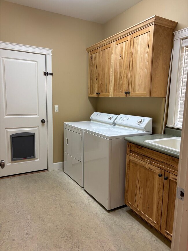 Building Photo - 3 Bed 2 Bath Single level - Fenced Yard-No...