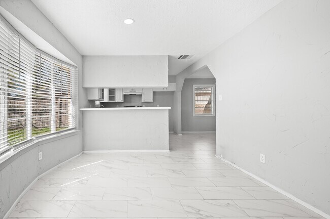 Building Photo - 13527 Montaigne Dr