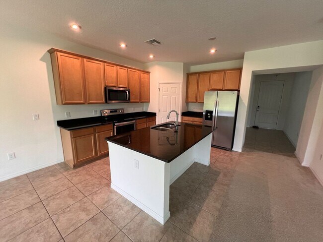 Building Photo - Spacious 4 bedroom, 2.5 bathroom house, no rear neighbors