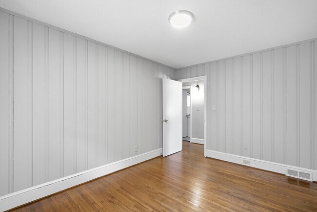 Building Photo - Move-in Ready 3 Bedroom Ranch Home in Eastway Park