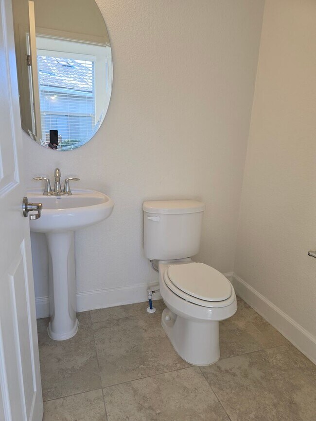 Building Photo - Fabulous home in a gated community with over 1500 sq ft, open floor plan, 3 bed, 2.5 bath