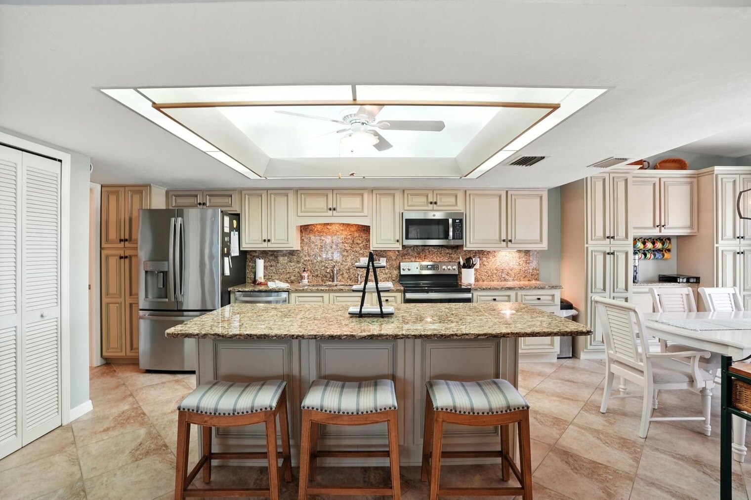 Building Photo - 27581 Hacienda E Blvd