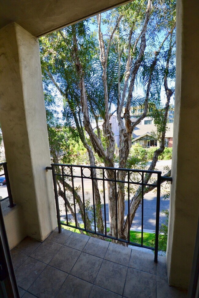 Building Photo - Spacious Bankers Hill 2/2 Condo! Walk to B...