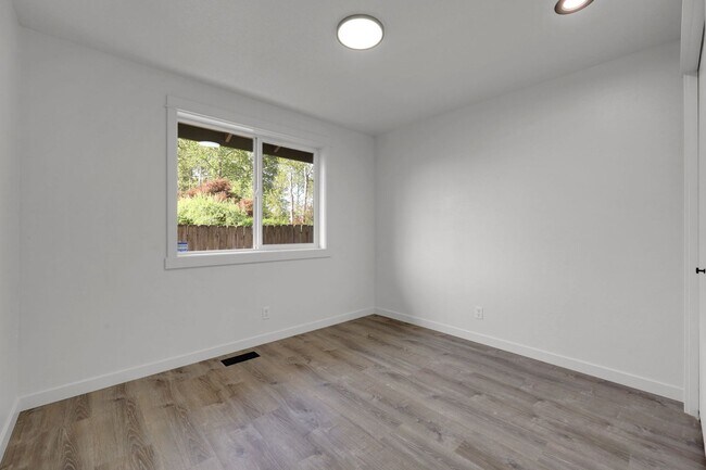 Building Photo - Updated 3 bedroom 2 bath house in a great ...