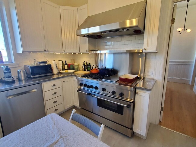 Building Photo - Noe Valley Beautifully Updated Top Floor Two Bedroom w. Chef's Kitchen and Laundry