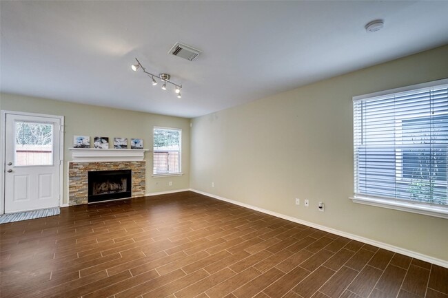 Building Photo - 117 N Villa Oaks Dr