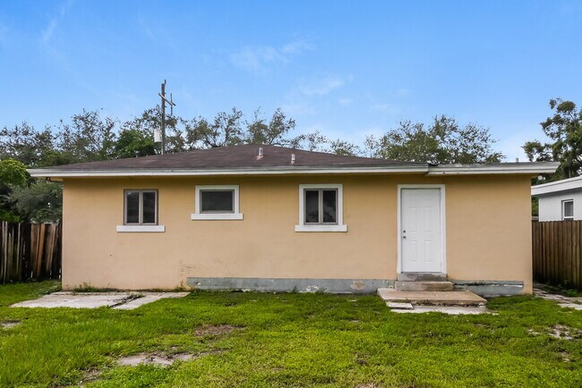 Building Photo - 5809 Buchanan St