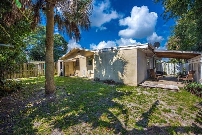 Building Photo - 8642 Sunset Dr