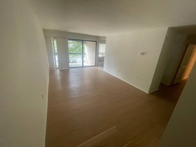 Building Photo - Conveniently Located Gaithersburg 3 Bed/2 Bath Condo, Just Minutes away from I-270 and Shopping!