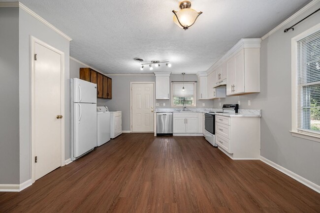 Building Photo - 2 Bedroom 1 Bath located on Veterans Parkw...