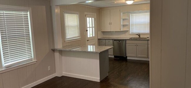 Building Photo - 2 bedroom 1 bath renovated pet friendly home