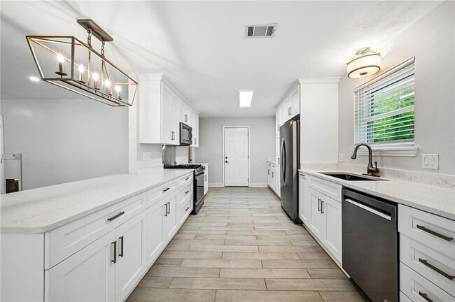 Building Photo - 208 Country Club Blvd