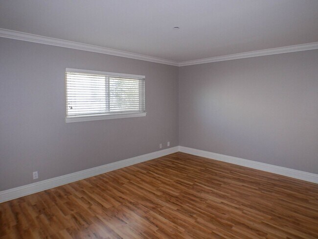 Building Photo - 2BD/2BA Dual Master Condo of secured building in highly sought after Boutique Bella Capri building.