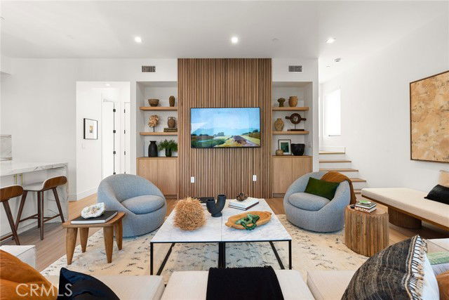 Building Photo - 11028 Oxnard St