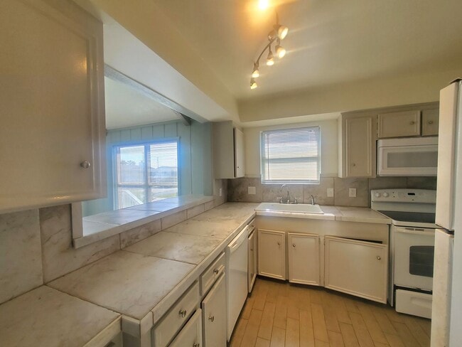 Building Photo - Jamaica Beach Two Bedroom