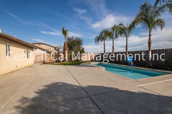Building Photo - 3 Bedroom/2 Bath with Pool in the Southwest - $2295 Per Month!