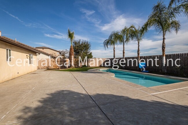 Building Photo - 3 Bedroom/2 Bath with Pool in the Southwest - $2395 Per Month!