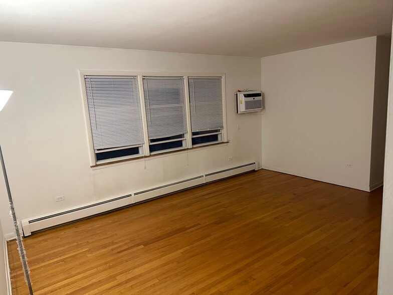 Building Photo - 8903 Lamon Ave