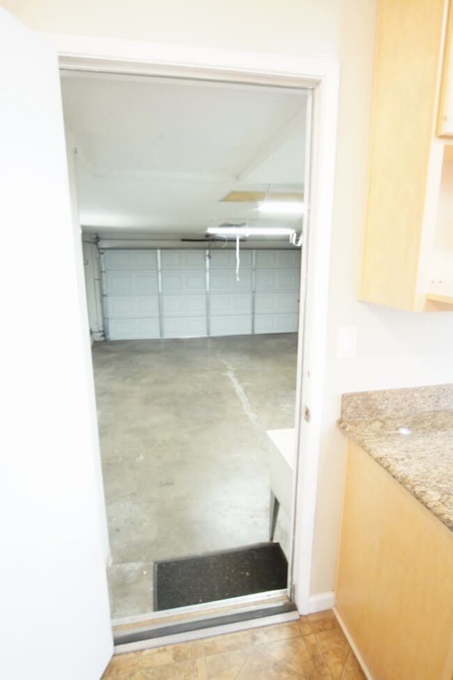 Building Photo - 2518 Loyola Dr
