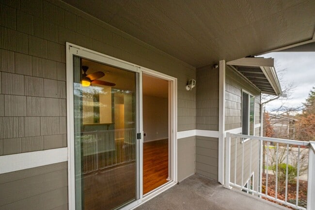 Building Photo - 2 Bed 2 Bath Third floor Condo