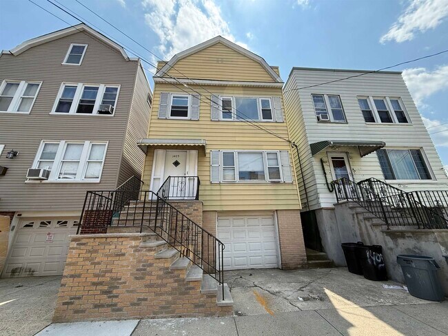 Primary Photo - 1403 8th St