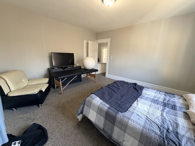 Building Photo - 124 Linden Ave