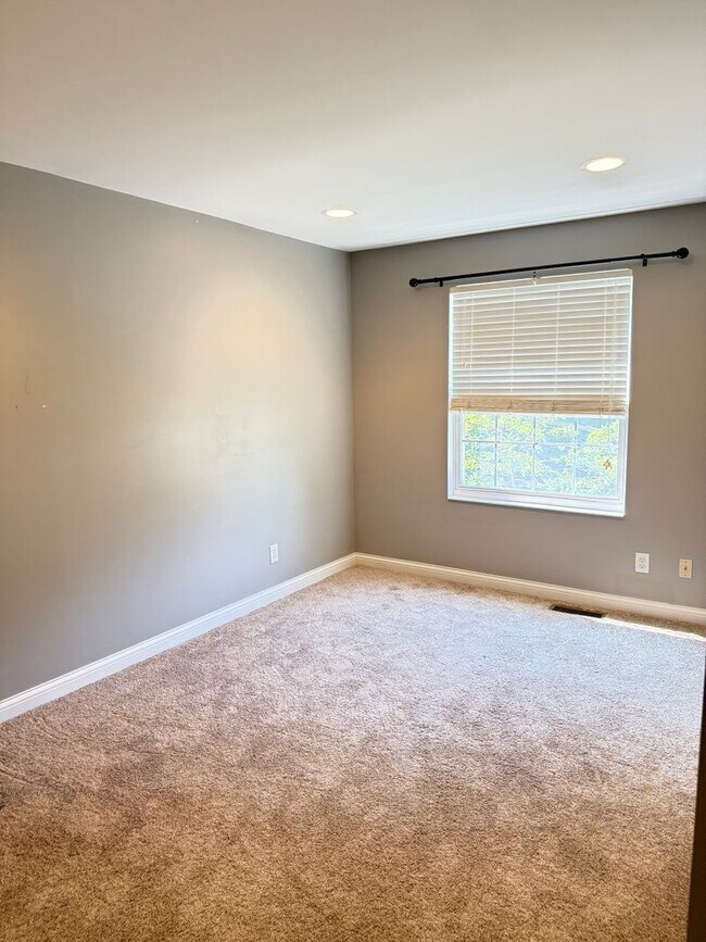 Building Photo - 2550 Cleinview Ave
