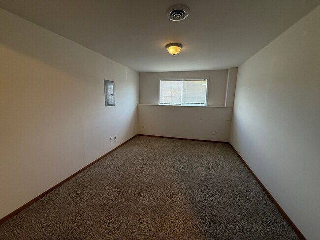 Building Photo - 3056 Valley Oaks Dr