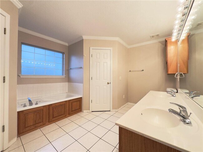 Building Photo - 4901 Roxbury Way