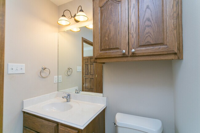 Building Photo - 16111 Rolling Meadows Dr