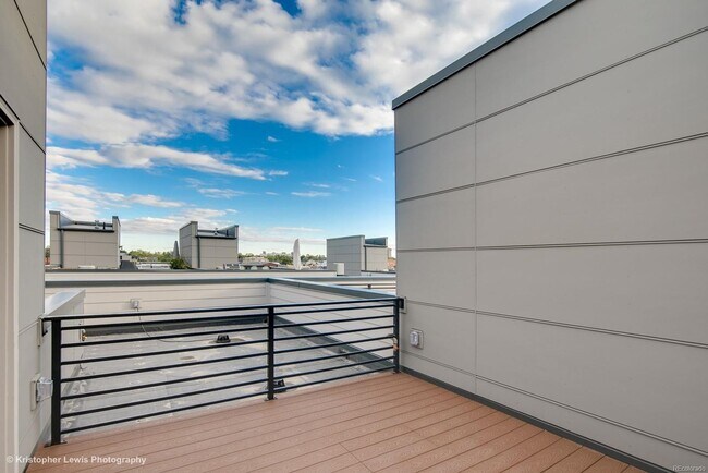 Building Photo - Show Stopper!