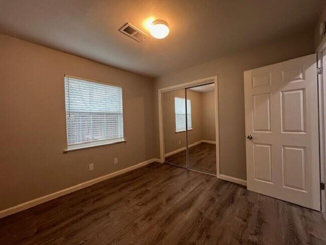 Building Photo - 304 N Oak St