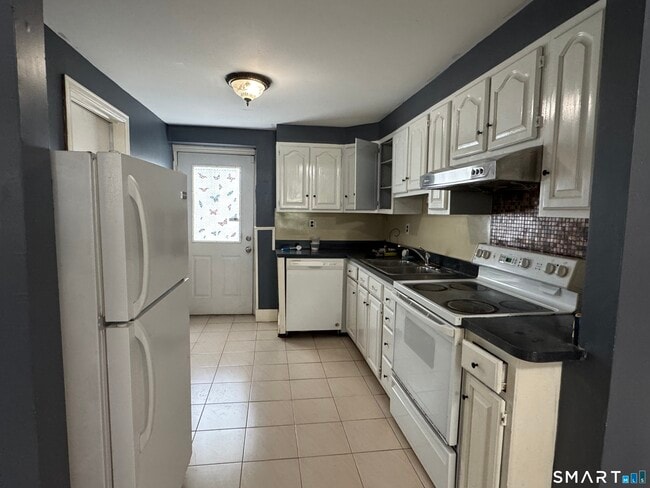 Building Photo - 158 River Rd