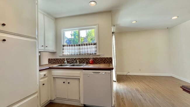 Building Photo - Gorgeous house - Huge Backyard with Bonus ...