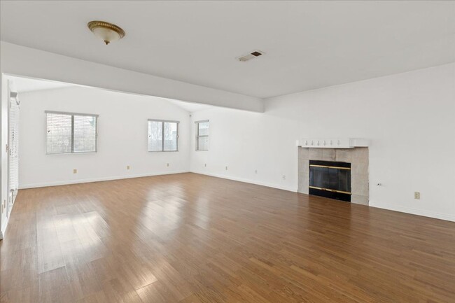 Building Photo - Fantastic 4 Bedroom 1 Bedroom Downstairs, ...