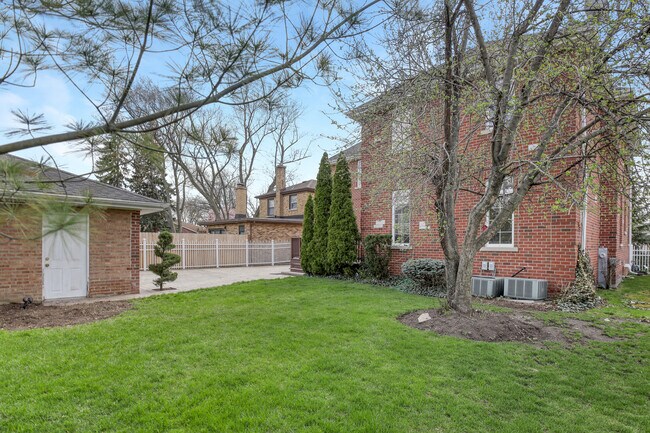 Building Photo - 8105 N Oconto Ave