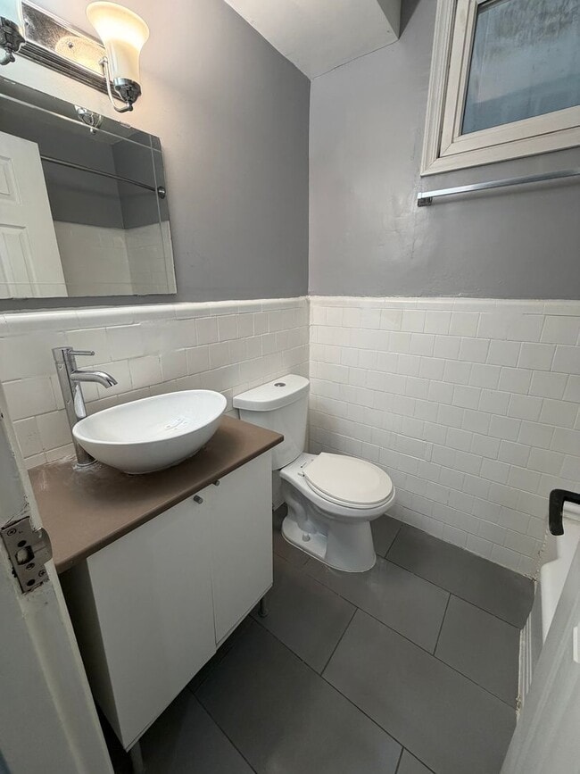 Building Photo - Capitol Hill/ H street - Renovated 1 bedroom apartment w/parking