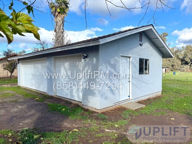 Building Photo - 1831 Lilac Rd