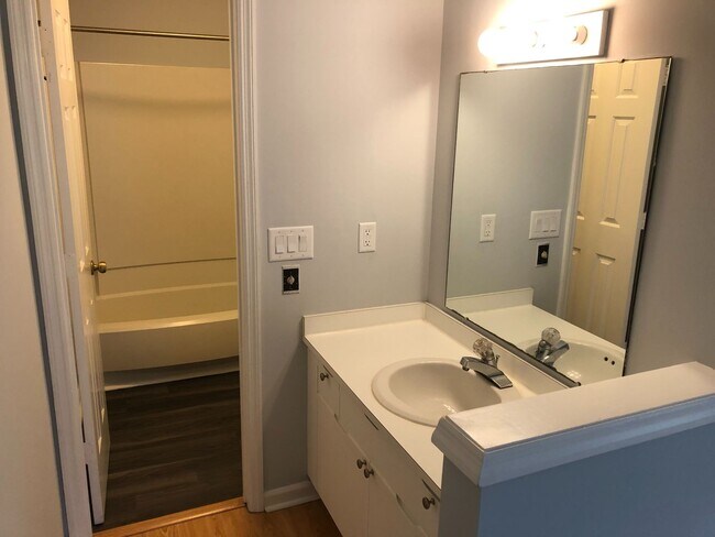 Building Photo - Welcome to the 2 Bed 2 Bath Bottom Floor C...