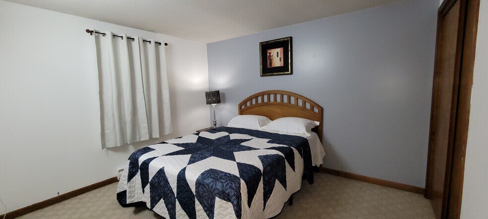 Building Photo - 2737 Alder Creek Dr S
