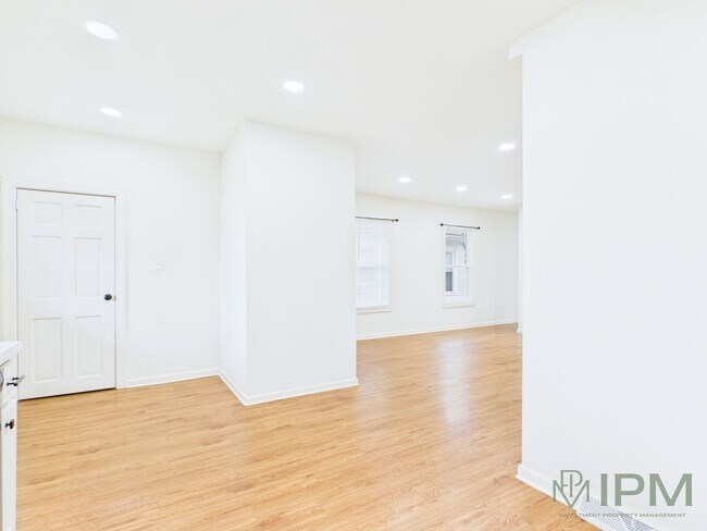 Building Photo - Charming 2 Bedroom Located in Central School District Available Now