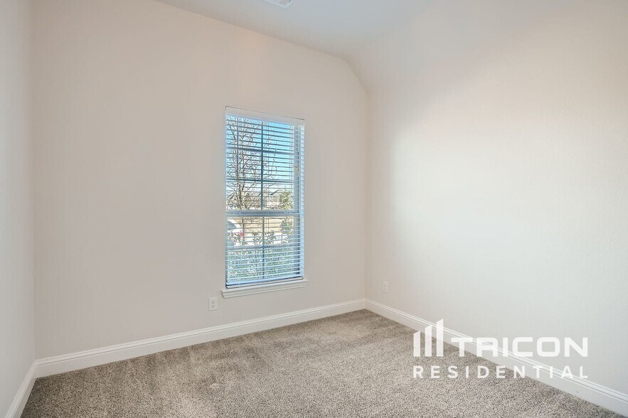 Building Photo - 334 S Hill Dr