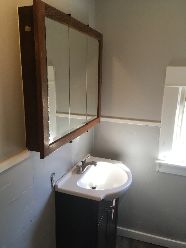 Building Photo - 216 E 2nd St