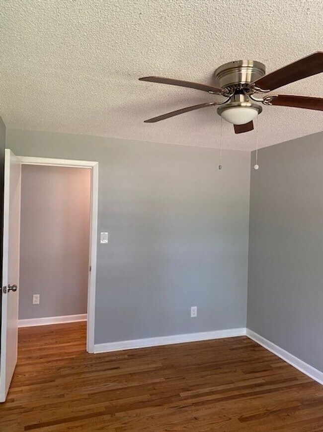Building Photo - Brick Ranch Home in Pine Valley