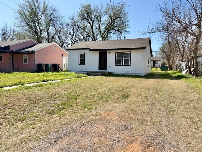 Building Photo - 2 bed newly renovated!