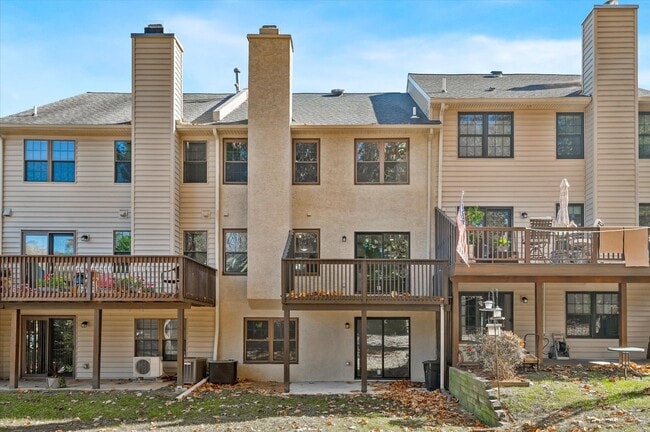 Building Photo - Available mid February - Fully Renovated 3B/2.5B Townhome in West Chester!